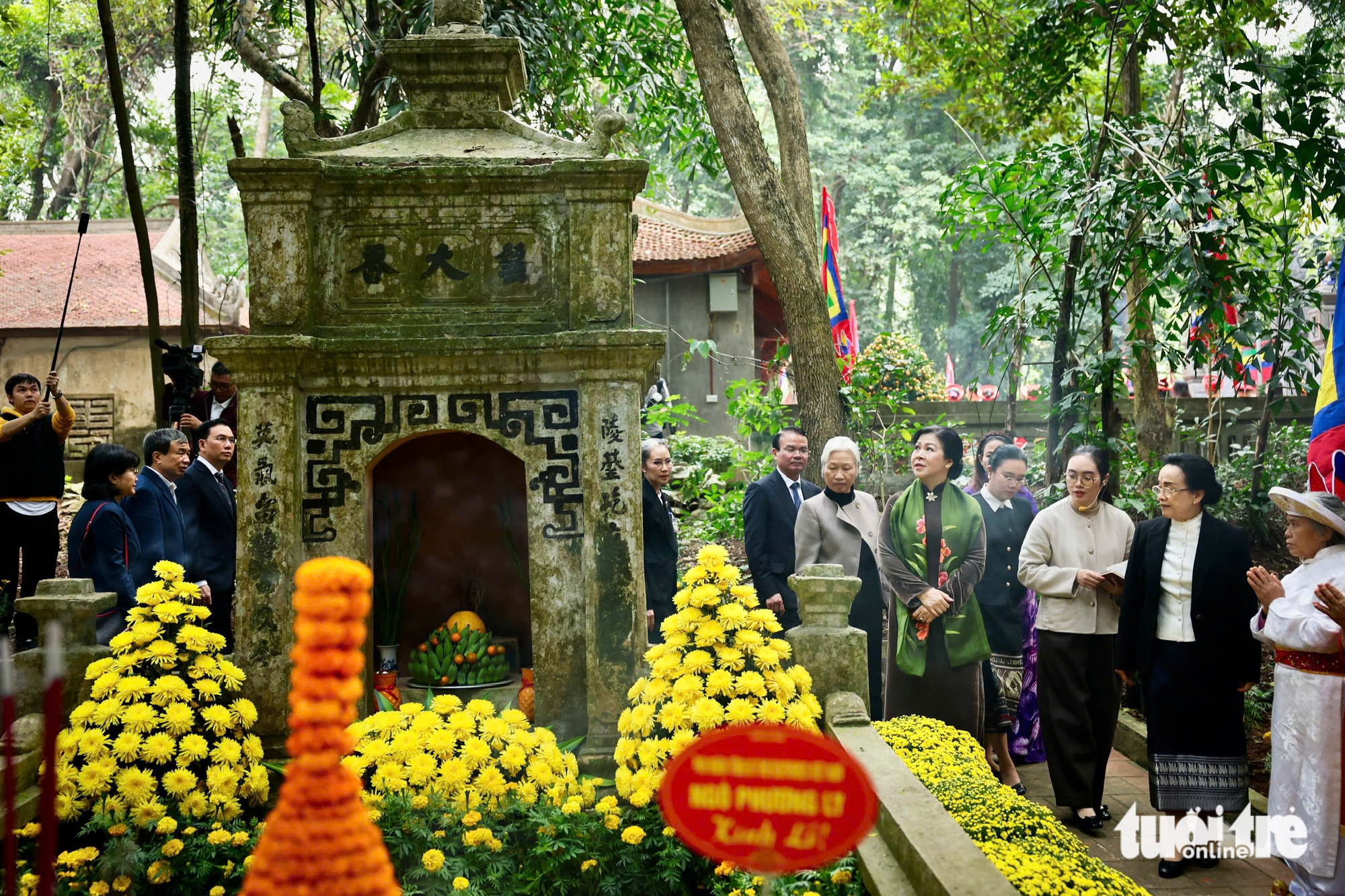 Hai Phu nhân cùng các đại biểu dâng hương tại khu lăng mộ Công chúa Nhồi Hoa - Ảnh: NGUYỄN KHÁNH